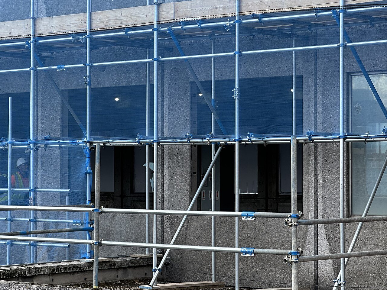 Schelă metalică de fațadă – montaj, închiriere, demontare (1)
