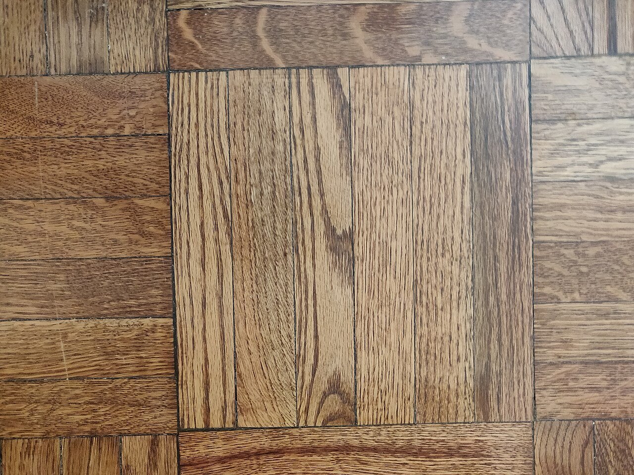 Solid oak flooring, laid and lacquered (1)